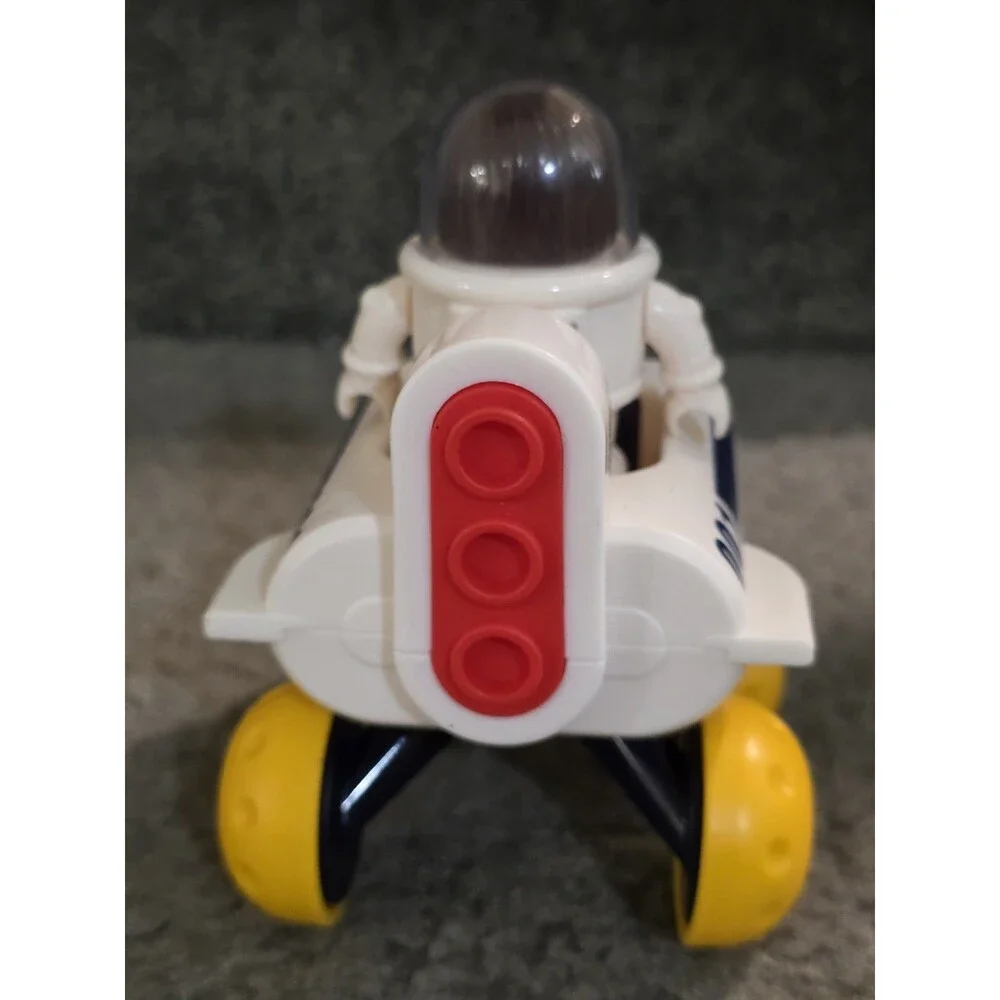 iPlay, iLearn astronaut figure from a take-apart spaceship toy